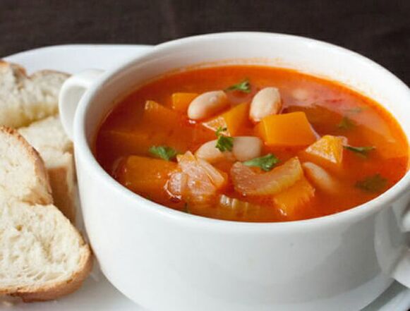 La soupe de céleri est un plat copieux dans une alimentation saine pour perdre du poids