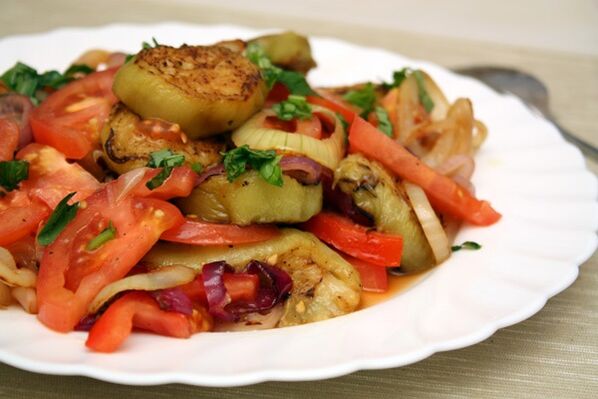 Le régime Maggi comprend une salade saine de légumes et d'aubergines bouillies. 