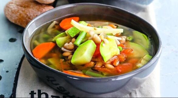 Soupe aux légumes - un premier plat simple sur le menu du régime Maggi